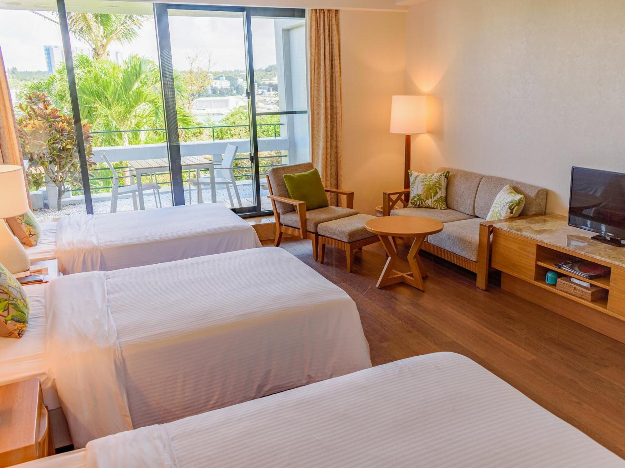 The Moon Beach Museum Resort Onna Bilik gambar