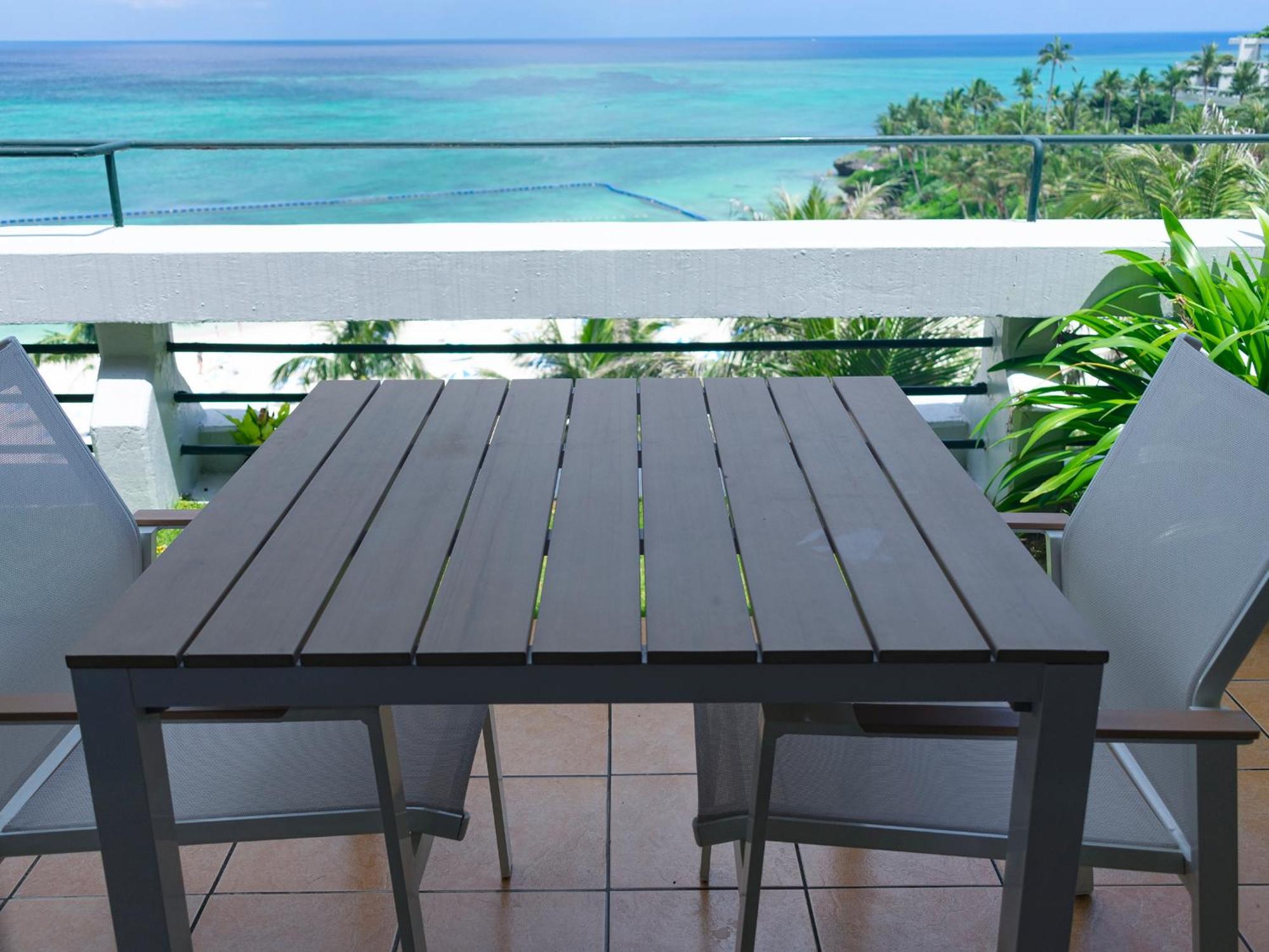 The Moon Beach Museum Resort Onna Bilik gambar