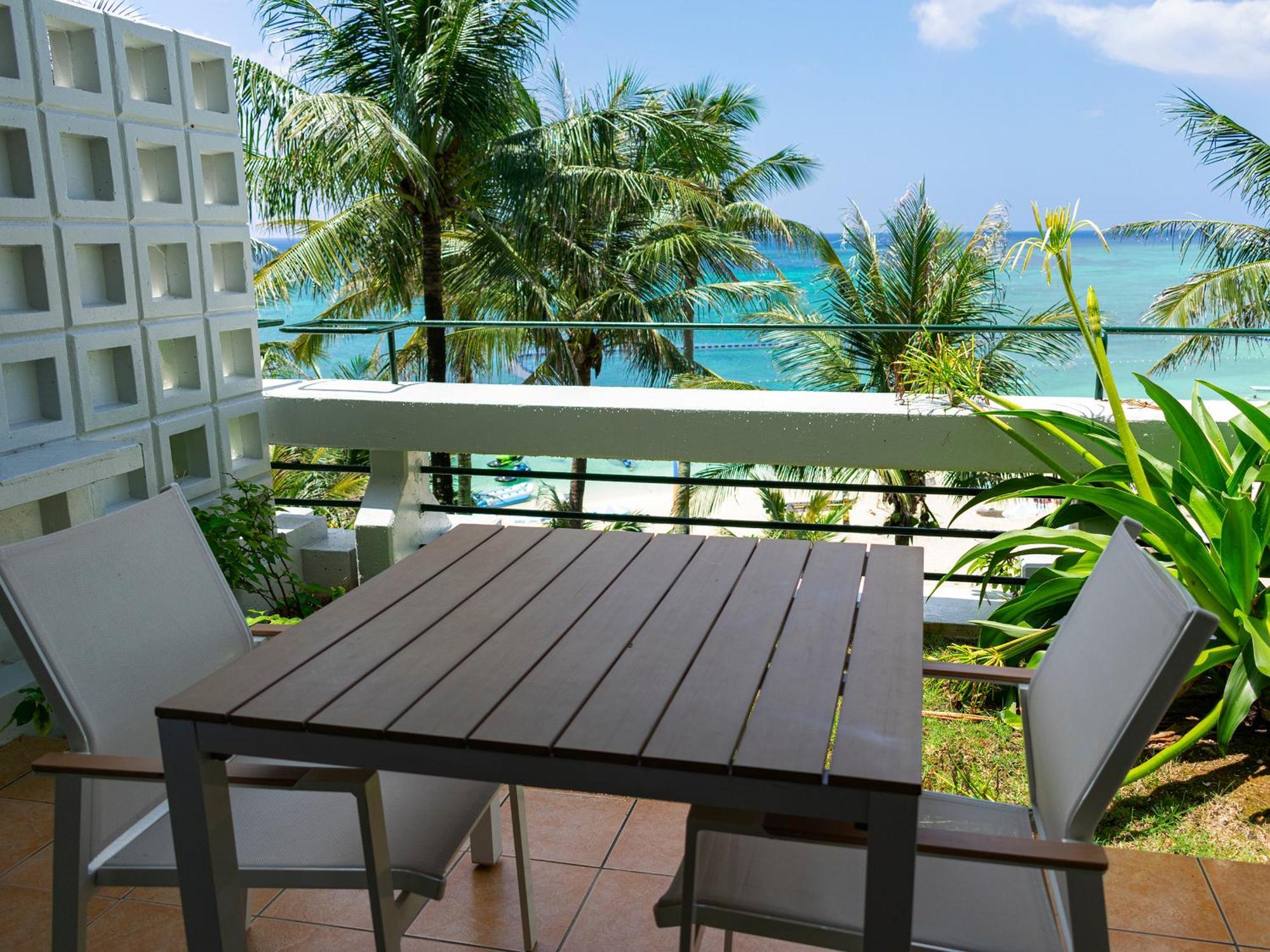 The Moon Beach Museum Resort Onna Bilik gambar