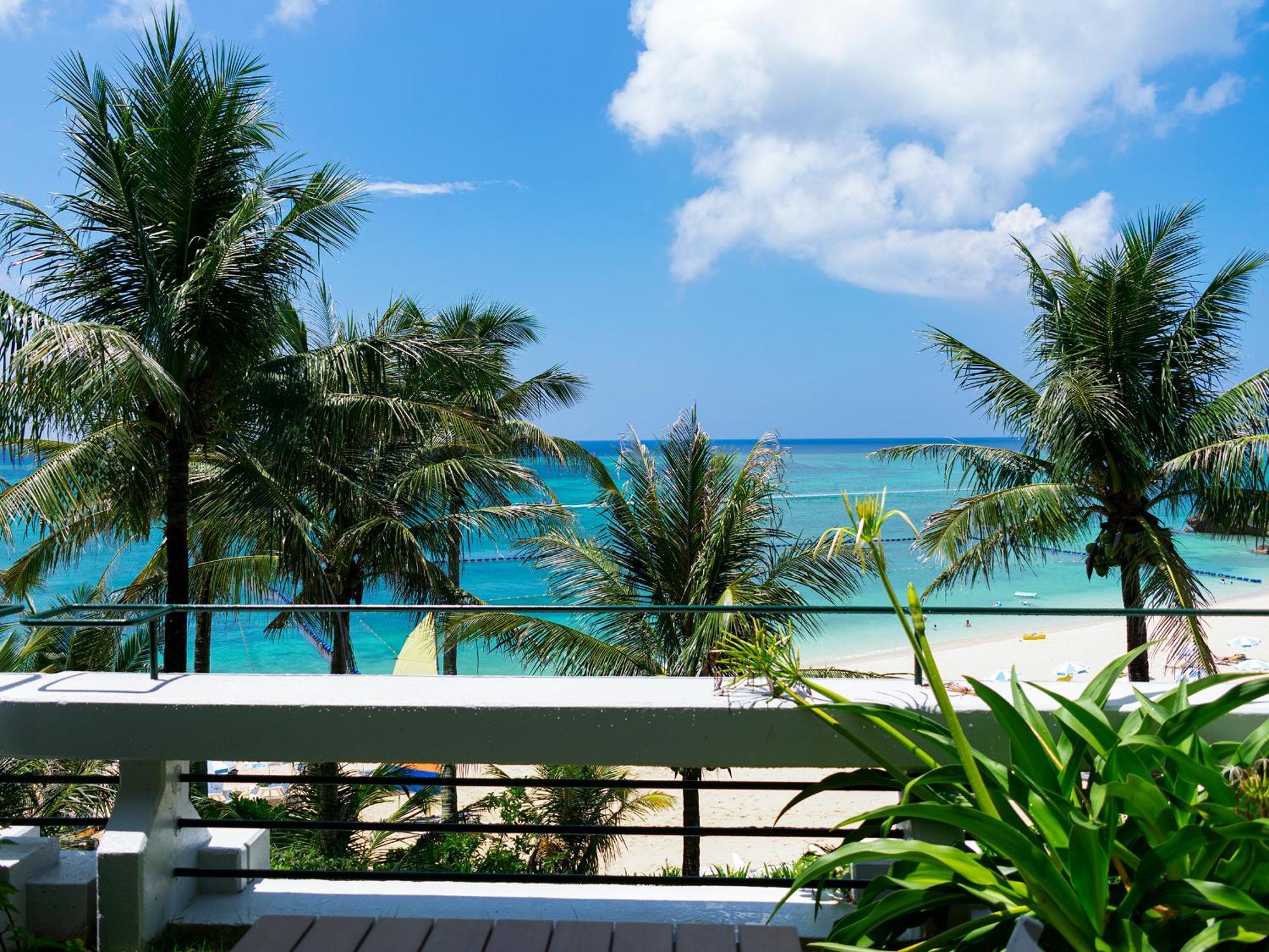 The Moon Beach Museum Resort Onna Bilik gambar